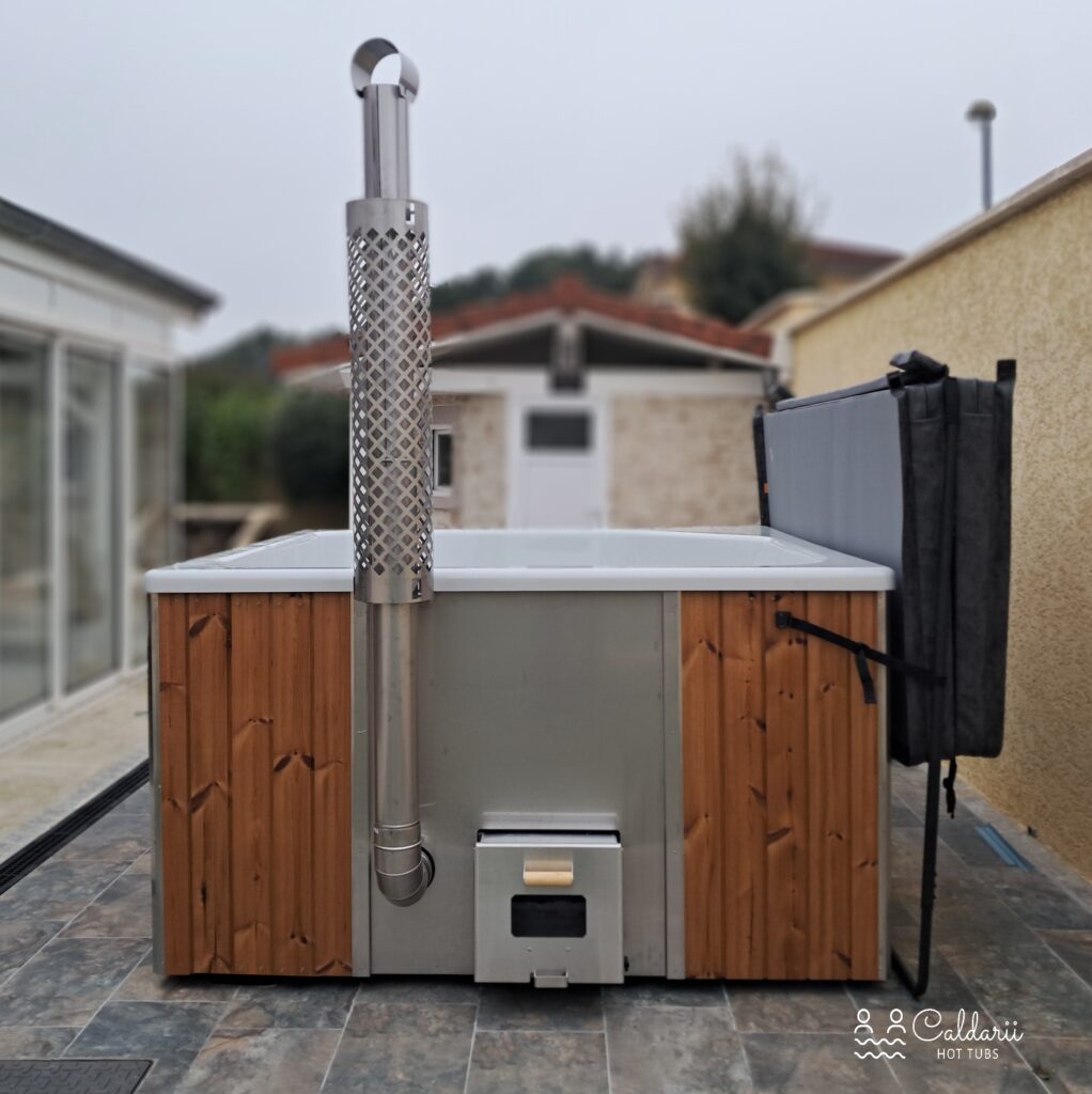 Bain nordique KLUBII Compact 1650 installé dans l’Ain 01 en Rhône-Alpes – modèle carré avec coffret de filtration intégré Caldarii