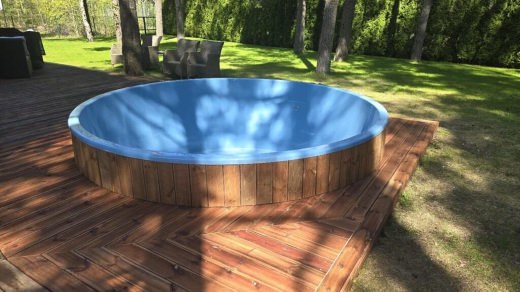 Micropiscine Caldarii jazzii pool intégré dans la terrasse