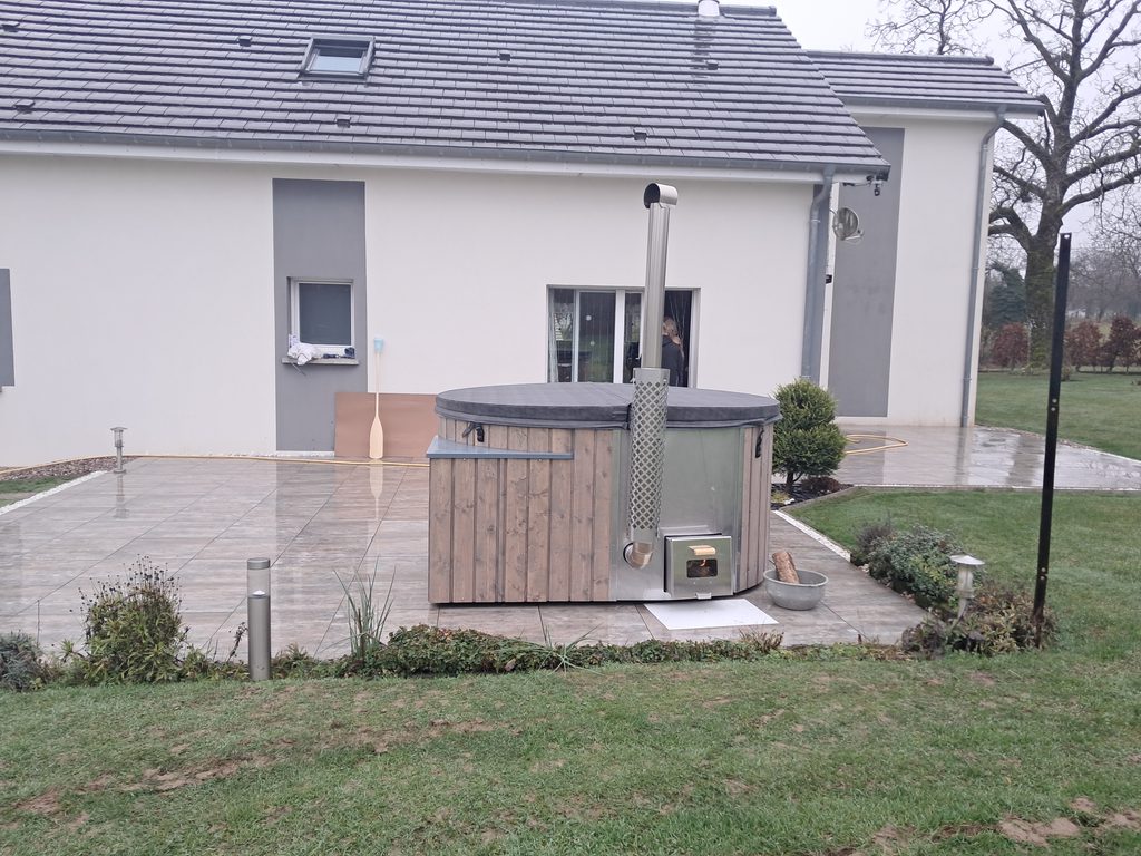 bain nordique caldarii triibu 1700 installé sur une terrasse dans les Vosges