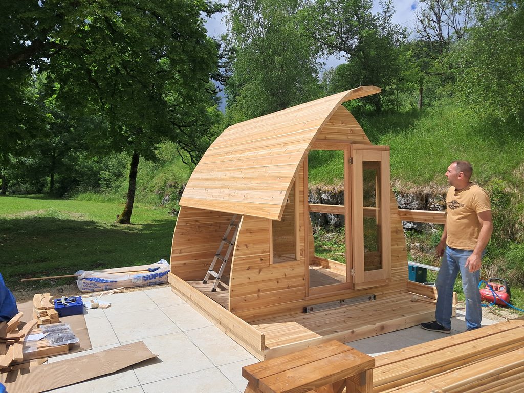 Montage d'un sauna en Red Cedar par l'équipe Caldarii sur terrasse privée