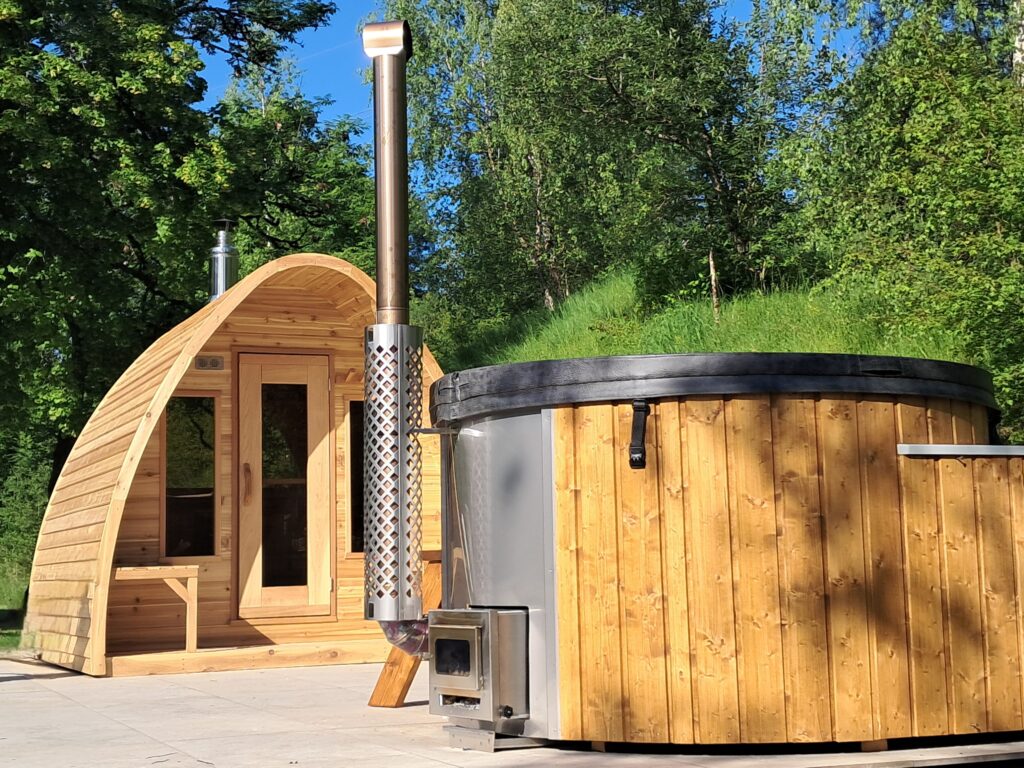 Sauna Pod Red Cedar et bain nordique JAZZII Compact 1500 installés dans le Jura