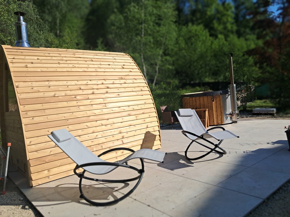Sauna pod et bain nordique caldarii sur terrasse dans le jura
