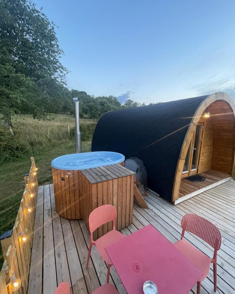 Bain nordique DUO 800 sur terrasse bois devant un hébergement pod, À l’Insolite de l’Étang à Bougey (70) 